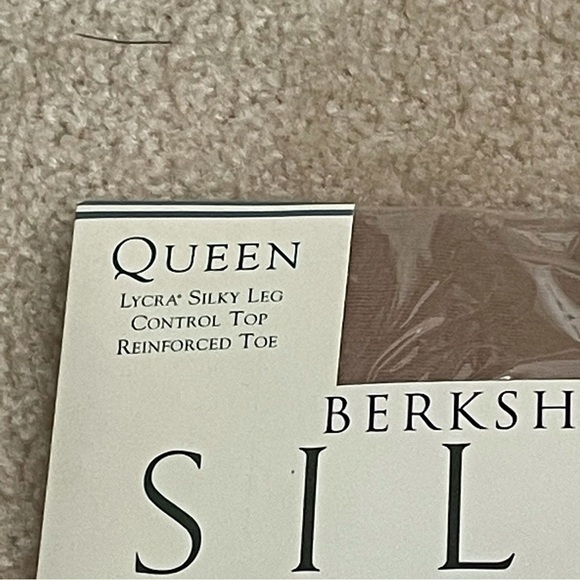 Berkshire Plus Size Nude Queen Petite Lycra  Silky Leg  Control Top Pantyhose - Picture 3 of 6